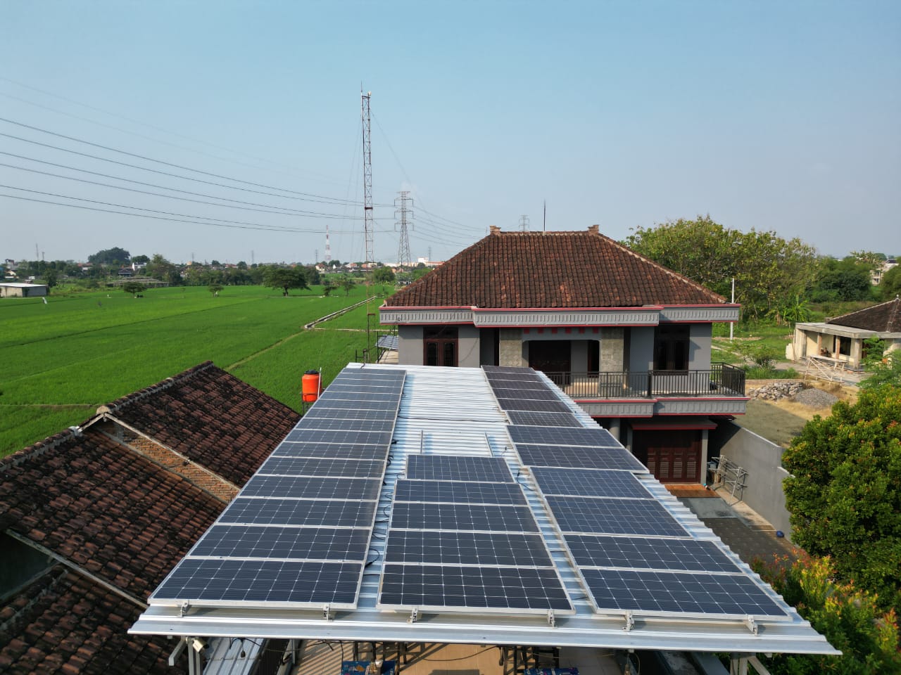 image Review Hasil Pemasangan Pembangkit Listrik Tenaga Surya (PLTS) (6)